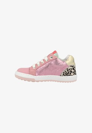 Roze sneakers met een mix van texturen: glanzend metallic roze, zacht stof enaccenten in luipaardprint. Witte veters en een dikke witte zool.