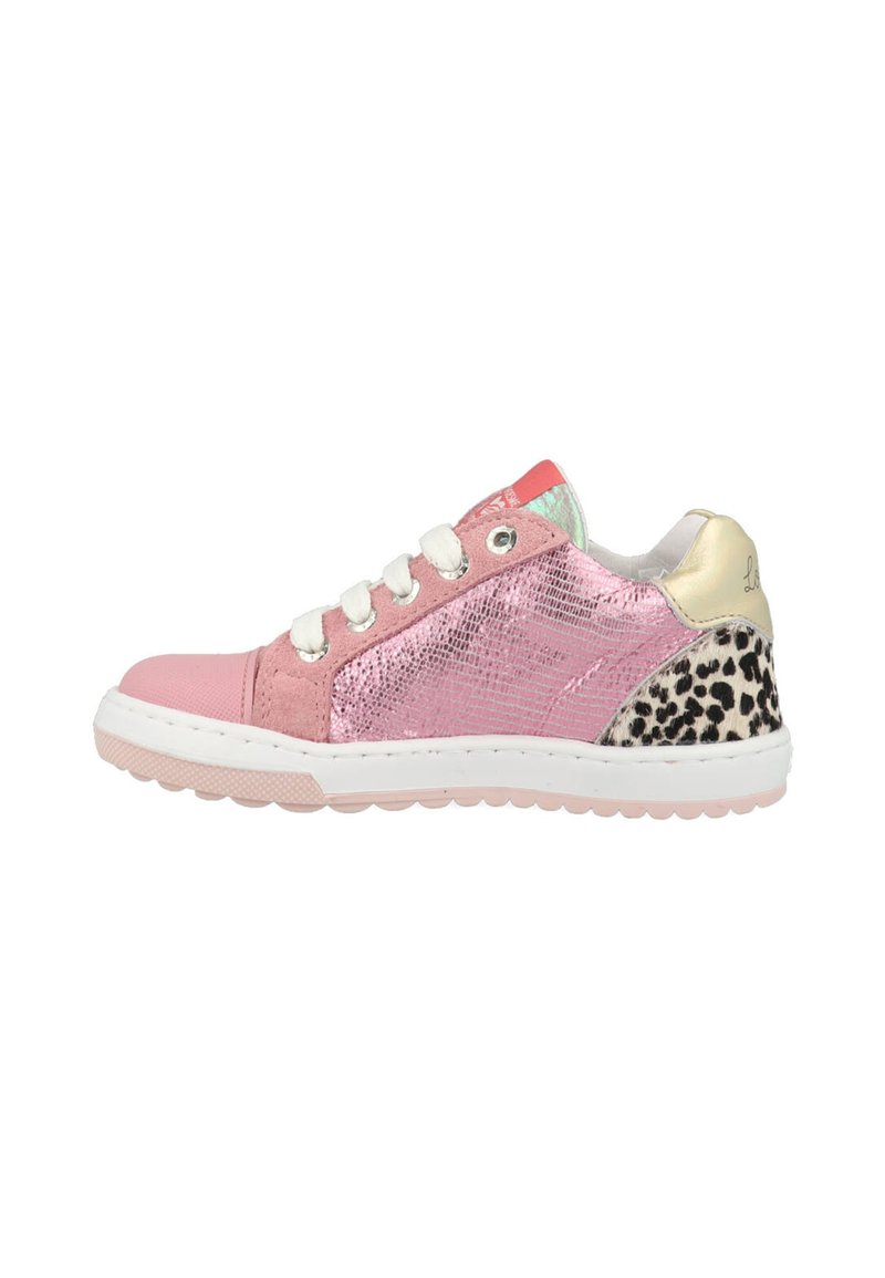 Roze sneakers met een mix van texturen: glanzend metallic roze, zacht stof enaccenten in luipaardprint. Witte veters en een dikke witte zool.