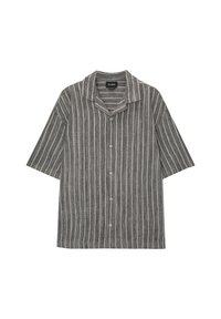 Chemise à manches courtes avec boutons, présentant des rayures verticales grises et blanches, un col décontracté et une coupe ample.