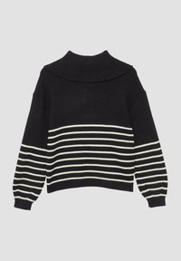 Schwarzer Strickpullover mit breitem Kragen, langen Ärmeln und horizontalen weißen Streifen im Mittelteil. Strukturierter Strickstoff.