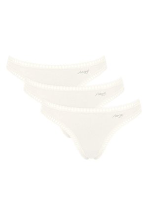 Set van drie witte katoenen stringtangas met een gegolfde kantafwerking en een lichte glans, met een logo gedrukt op de voorband.