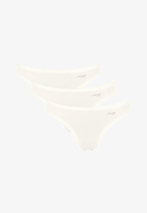 Set van drie witte katoenen stringtangas met een gegolfde kantafwerking en een lichte glans, met een logo gedrukt op de voorband.