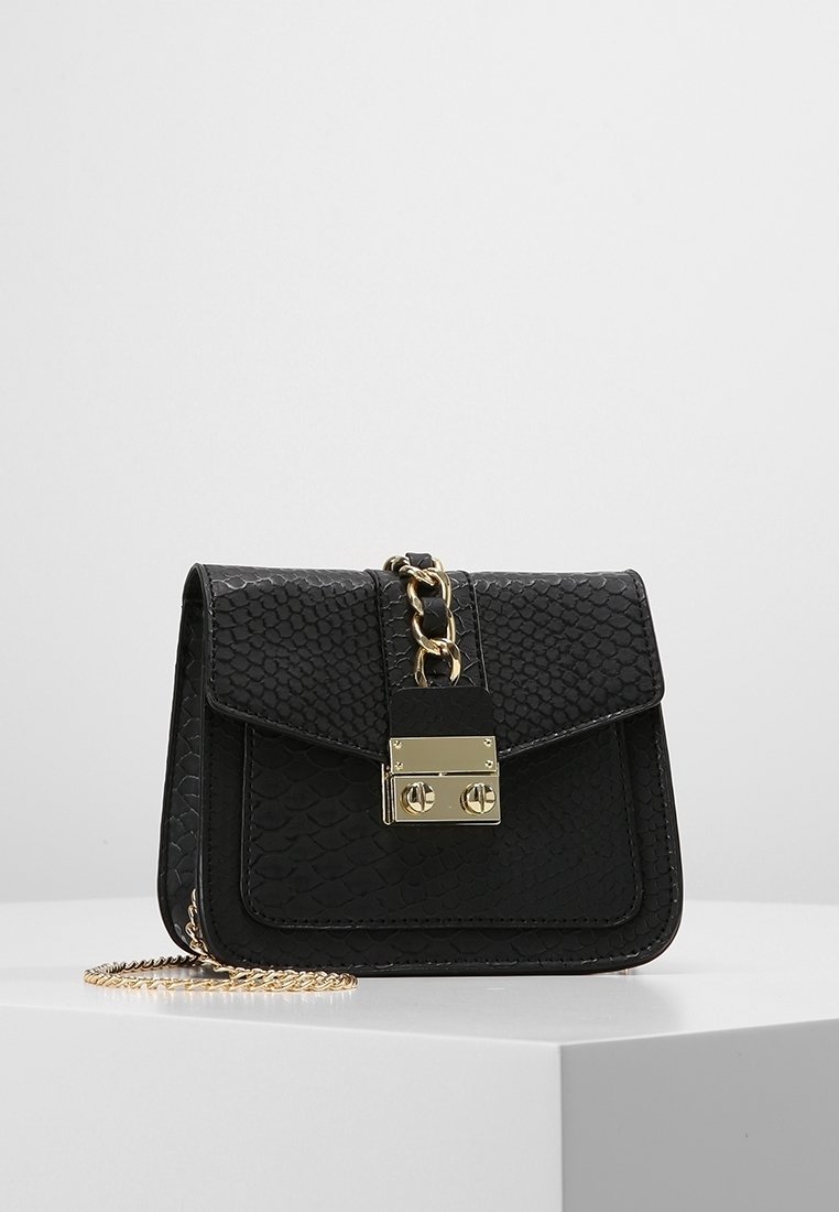 Czarna torebka z ekoskóry z teksturowanym wzorem wężowym, zapięciem ze złotym okuciem oraz łańcuszkowym paskiem. Posiada zapięcie na klapkę i kompaktowy design.
