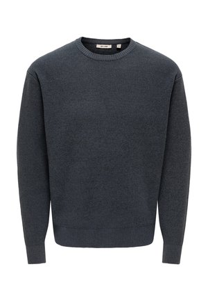 Pull à col rond gris foncé en maille, à manches longues avec poignets et ourlet côtelés, présenté sur un fond blanc uni.
