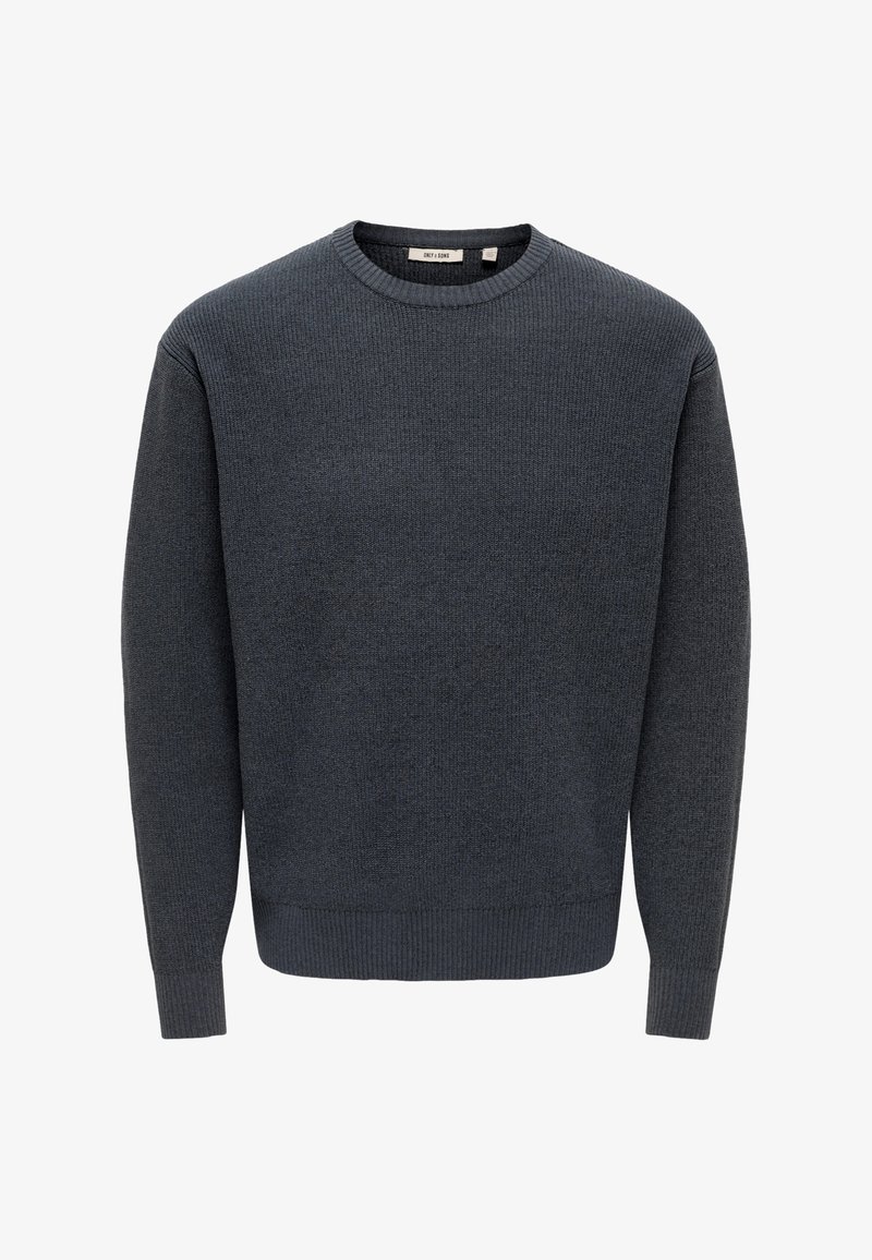 Pull à col rond gris foncé en maille, à manches longues avec poignets et ourlet côtelés, présenté sur un fond blanc uni.
