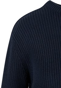 Pull en maille bleu marine avec une texture côtelée, doté d'un col rond et d'une coupe décontractée. Le tissu semble épais et chaud avec des lignes horizontales.