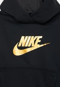 Sweatshirt preto com um grande logótipo dourado da Nike na frente. O tecido é suave, com um bolso na parte inferior e um capuz com cordão.