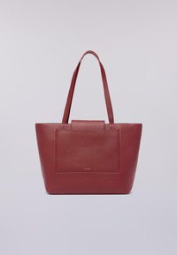 Borsa tote in pelle rossa con doppie maniglie, forma rettangolare, tasca frontale e branding minimale nella parte anteriore bassa. Texture liscia.