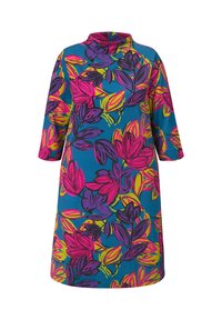 Kwiatowa sukienka tunikowa z wysokim dekoltem, zdobiona intensywnymi różowymi, fioletowymi i zielonymi wzorami liści na turkusowym tle. Krótkie rękawy.