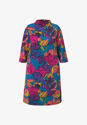 Kwiatowa sukienka tunikowa z wysokim dekoltem, zdobiona intensywnymi różowymi, fioletowymi i zielonymi wzorami liści na turkusowym tle. Krótkie rękawy.