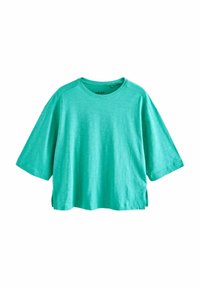 Teal T-shirt met korte mouwen, een relaxte pasvorm, ronde halslijn en zijsplitten voor extra bewegingsvrijheid; gemaakt van lichte, ademende stof.