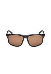Schwarze Plastik-Sonnenbrille mit braun getönten Gläsern, rechteckiger Form und strukturierten, schwarzen Gummiarme für besseren Grip.