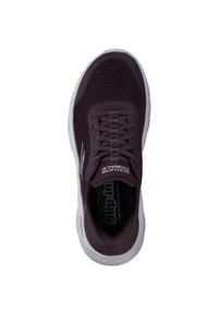 Sneaker a rete di colore viola scuro con punta arrotondata, design con lacci, suola bianca e dettagli di branding sulla linguetta e sulla soletta.