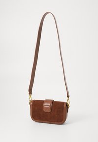 Borsa marrone in materiali scamosciati e in pelle. Caratterizzata da una chiusura a pattina, una tracolla regolabile e accessori in tonalità dorata. Forma rettangolare.