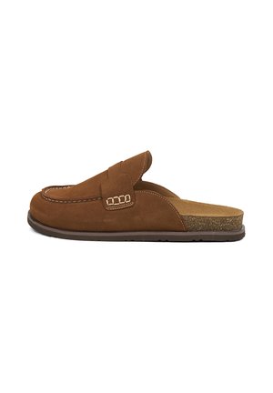 Bruine suède instap mule met gevoerd kurken voetbed en lage rubberen zool, met zichtbare stiksels en decoratief banddetail.