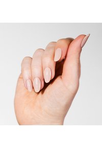 Lichtroze, ovaalvormige nagels op een hand tegen een witte achtergrond. De nagels hebben een glanzende afwerking en een gladde textuur.