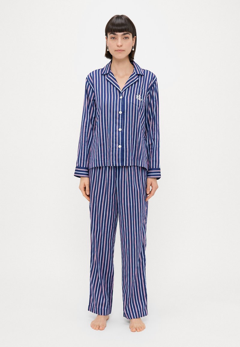Námornícka a ružová pruhovaná pyžamová súprava obsahujúca košeľu s golierom na gombíky a nohavice s elastickým pásom, vyrobená z jemného materiálu s voľným strihom.