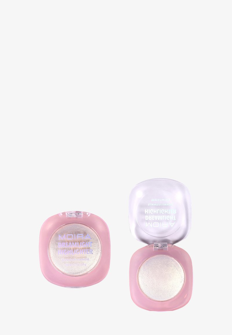 Deux boîtiers compacts roses du highlighter Moira Dreamlight, l'un fermé et l'autre ouvert montrant la poudre scintillante à l'intérieur.