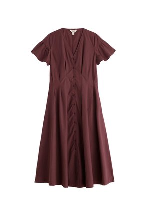 Bordeauxrood jurk met korte mouwen en halflange lengte, V-hals, knoopsluiting aan de voorkant en licht uitlopende rok, plat neergelegd op een witte achtergrond.