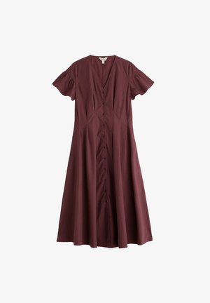 Bordeauxrood jurk met korte mouwen en halflange lengte, V-hals, knoopsluiting aan de voorkant en licht uitlopende rok, plat neergelegd op een witte achtergrond.