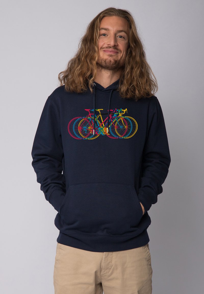 Hoodie bleu marine en mélange de coton, présentant un graphique de vélo coloré. Comprend une poche avant et une capuche avec cordon de serrage ajustable.