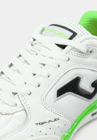 Λευκό αθλητικό παπούτσι με λευκά κορδόνια, μαύρο λογότυπο στο πλάι, το κείμενο "TOP-FLEX" και φωτεινές πράσινες λεπτομέρειες στο εσωτερικό και στη σόλα.