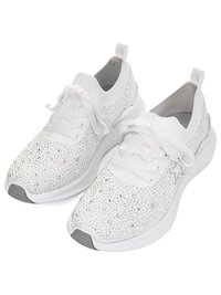 Scarpe da ginnastica bianche con decorazioni di strass, tessuto a maglia, suole spesse bianche e lacci larghi bianchi annodati a fiocco.
