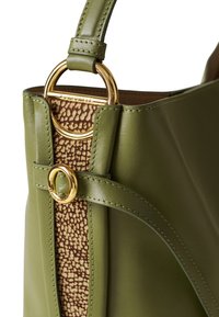 Grüne lederne Handtasche mit strukturiertem braunen Akzent und goldfarbenen Beschlägen, einschließlich eines runden Rings und dekorativen Nähten.