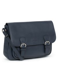 Borsa a tracolla in pelle blu scuro con chiusura a pattina, doppie fibbie metalliche e tracolla regolabile. Texture liscia con dettagli cuciti.