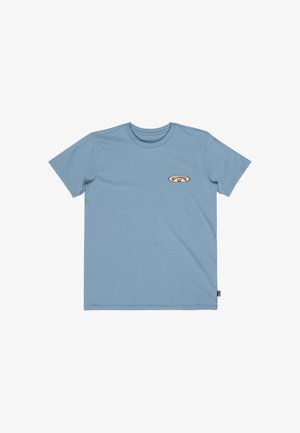 T-shirt azzurro chiaro a maniche corte con collo rotondo e piccolo logo ovale sul petto a sinistra con la scritta "Billabong."