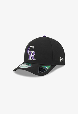Schwarze Baseballmütze mit gesticktem "CR"-Logo in Lila und Weiß, gebogenem Schirm und flacher Rückseite mit MLB-Tag.