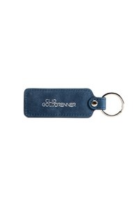 Porte-clé en cuir bleu avec logo argenté en relief, de forme rectangulaire, avec un trou renforcé pour un anneau métallique, texture lisse, design minimaliste.