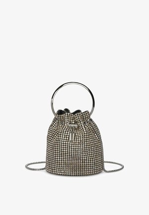 Piccola borsa a secchiello in metallo ricoperta di strass, con una maniglia metallica rotonda e una tracolla a catena, caratterizzata da una chiusura a coulisse e dettagli argentati.
