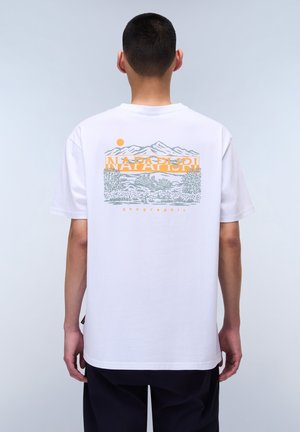 Hvid bomulds T-shirt med grafisk print på ryggen, der viser bjerge, træer og en sol i orange og grå. Enkel crew neck design.