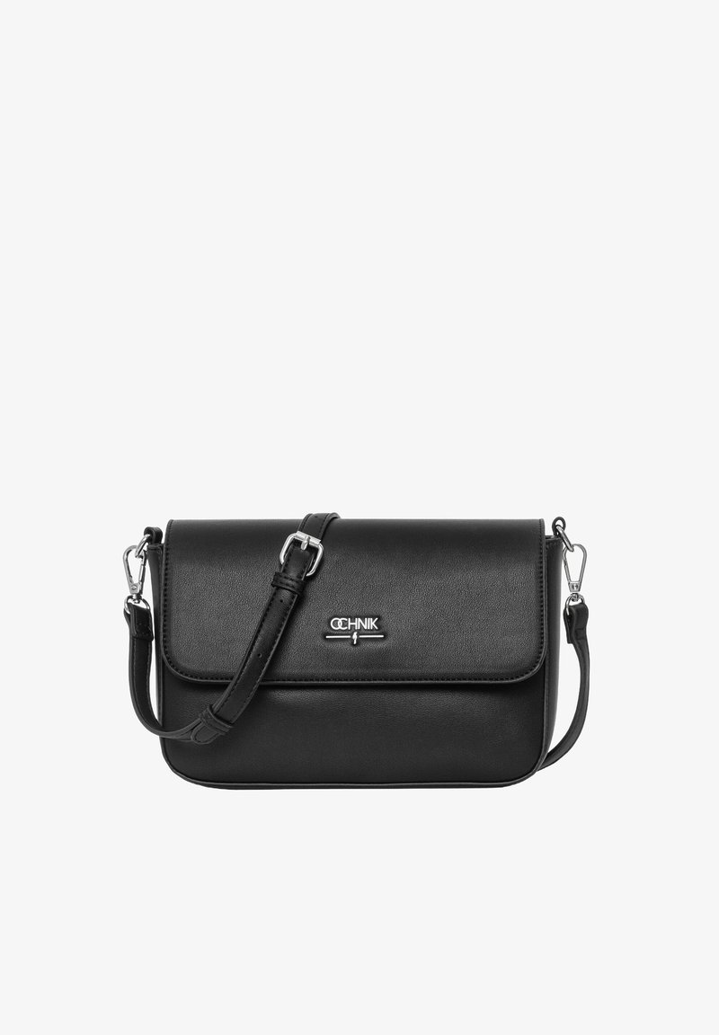 Czarna skórzana torba crossbody z klapką, srebrnymi elementami i regulowanym paskiem. Charakteryzuje się minimalistycznym designem z wytłoczonym logo.
