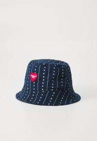 Pălărie de navă cu un model cu dungi argintii și motive de inimioare mici. Include un patch în formă de inimă roșie pe față. Material din bumbac.