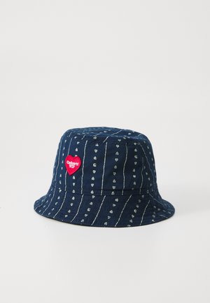 Pălărie de navă cu un model cu dungi argintii și motive de inimioare mici. Include un patch în formă de inimă roșie pe față. Material din bumbac.