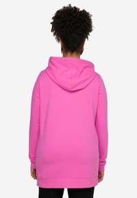 Sudadera rosa con capucha, de corte holgado, mangas largas y dobladillo redondeado. Fabricada en un tejido suave, presenta una capucha y puños texturizados.