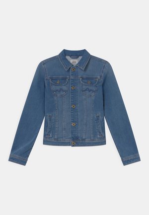 Giacca di jeans blu con chiusura a bottoni davanti, due tasche sul petto con bottoni e due tasche laterali, distesa su sfondo bianco.