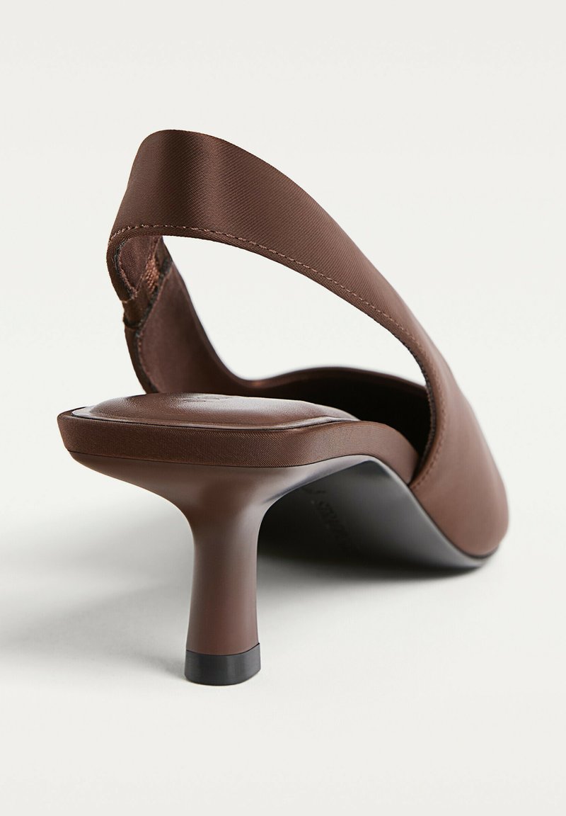 Escarpins Femme Stradivarius Taille 39 - Noir Motif Aztèque - Talons Hauts Plus De 7 Cm - Tissu - Neuf Sans Emballage