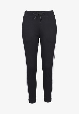 Juodos sportinės kelnės, pagamintos iš minkštos, elastingos medžiagos, su juosmens raišteliu, baltomis šoninėmis juostelėmis ir prigludusiais manžetais ties kulkšnimis.