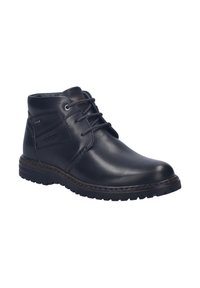 Botas de tobillo de cuero negro con punta redonda, textura suave, cordones en contraste y suela de goma con dibujo para agarre. Detalle de costura elegante.