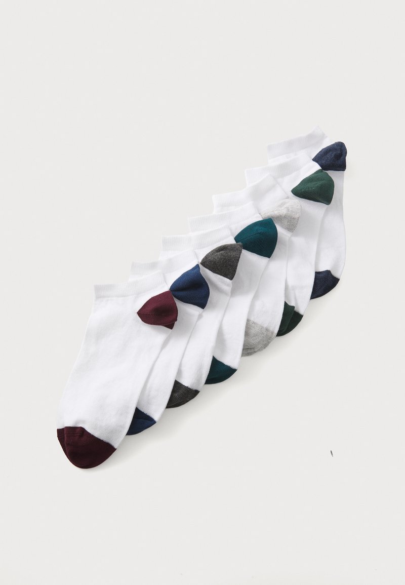 Chaussettes blanches à hauteur de cheville avec des accents de couleur aux orteils en bordeaux, bleu marine, turquoise, gris et vert foncé, disposées en rangée sur un fond clair.