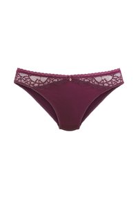 Burgunderfarbener Tanga mit Spitze am Bund, der ein kleines dekoratives Charm in der Mitte und gewellter Kante hat. Glatte Stoffoberfläche.
