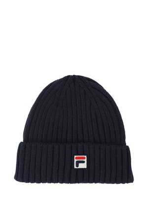 Marineblaue gerippte Mütze aus Strickmaterial mit umgeschlagenem Bündchen. Sie hat ein kleines weißes Logo-Label mit roten und blauen Akzenten.
