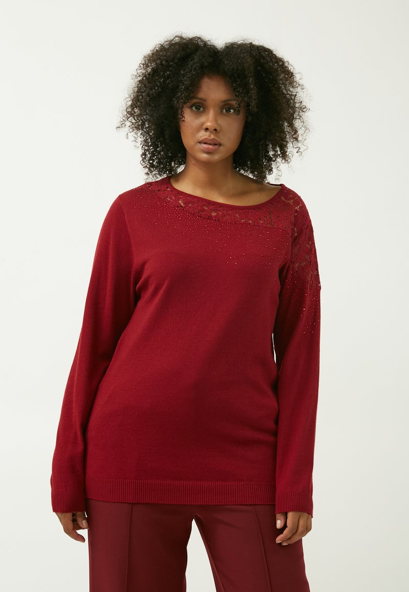 Burgunderfarbener Pullover mit langen Ärmeln, Spitze und verstreuten Pailletten am Halsauschnitt, mit geripptem Saum und lockerer Passform.