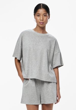 Camiseta extragrande de mezcla de algodón gris con mangas cortas, escote redondo y un corte relajado, combinada con pantalones cortos grises a juego.