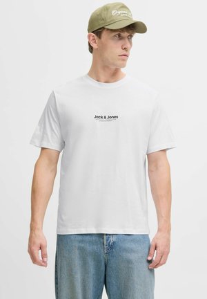 Hvid bomulds t-shirt med rund halsudskæring og korte ærmer, prydet med et sort "Jack & Jones" logo på tværs af brystet.
