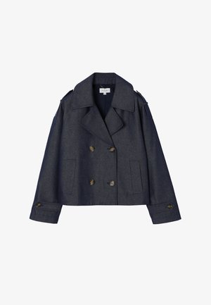 Sötétszürke, rövidített, dupla soros zakó széles hajtókával, begombolható mandzsettával, vállon vállpánttal és egyenes elülső zsebekkel.