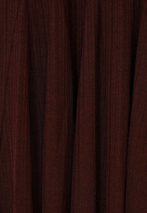 Texturovaná tkanina v hluboké vínové barvě s vertikálními žebrovanými vzory, vykazující jemný lesk a měkkou, mírně hrubou strukturu.